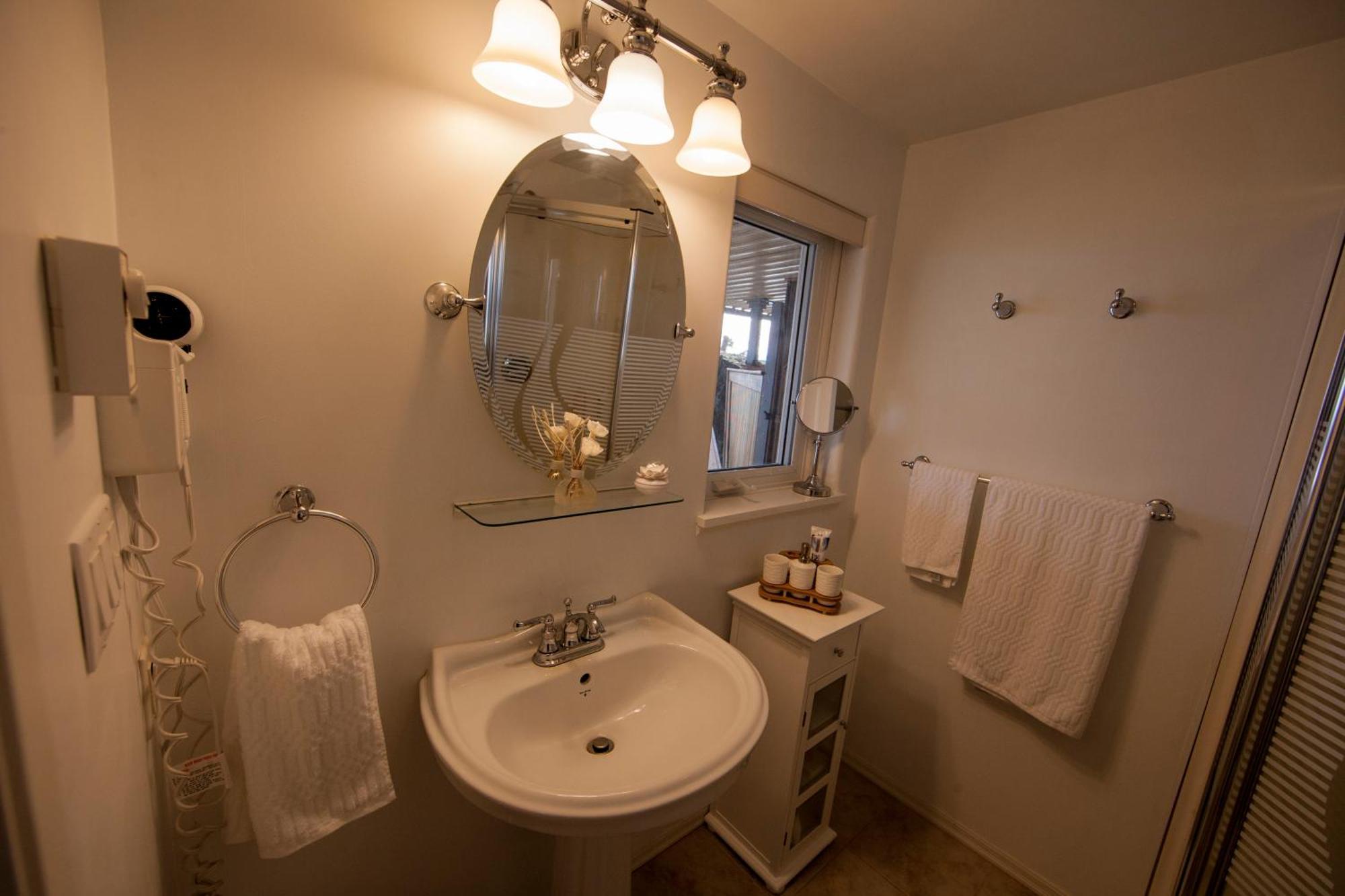 Shangri-La Oceanfront Vacation Home Bedwell Harbour 外观 照片