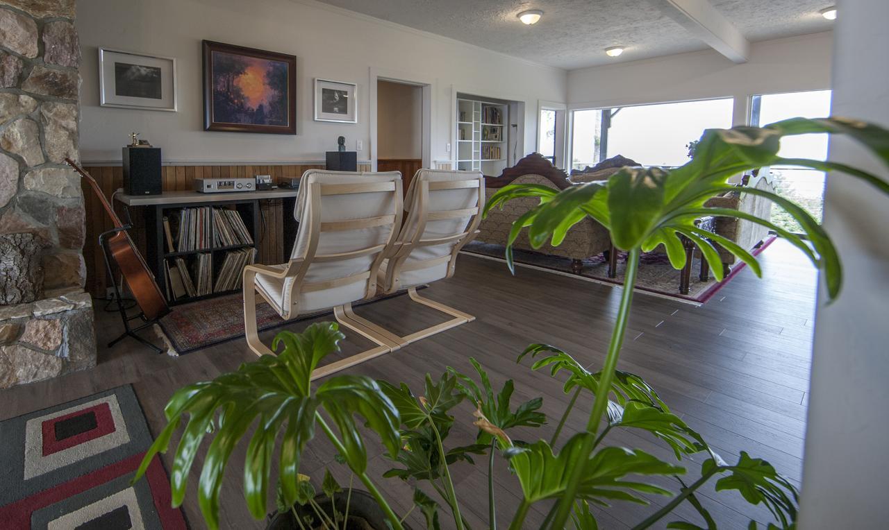 Shangri-La Oceanfront Vacation Home Bedwell Harbour 外观 照片