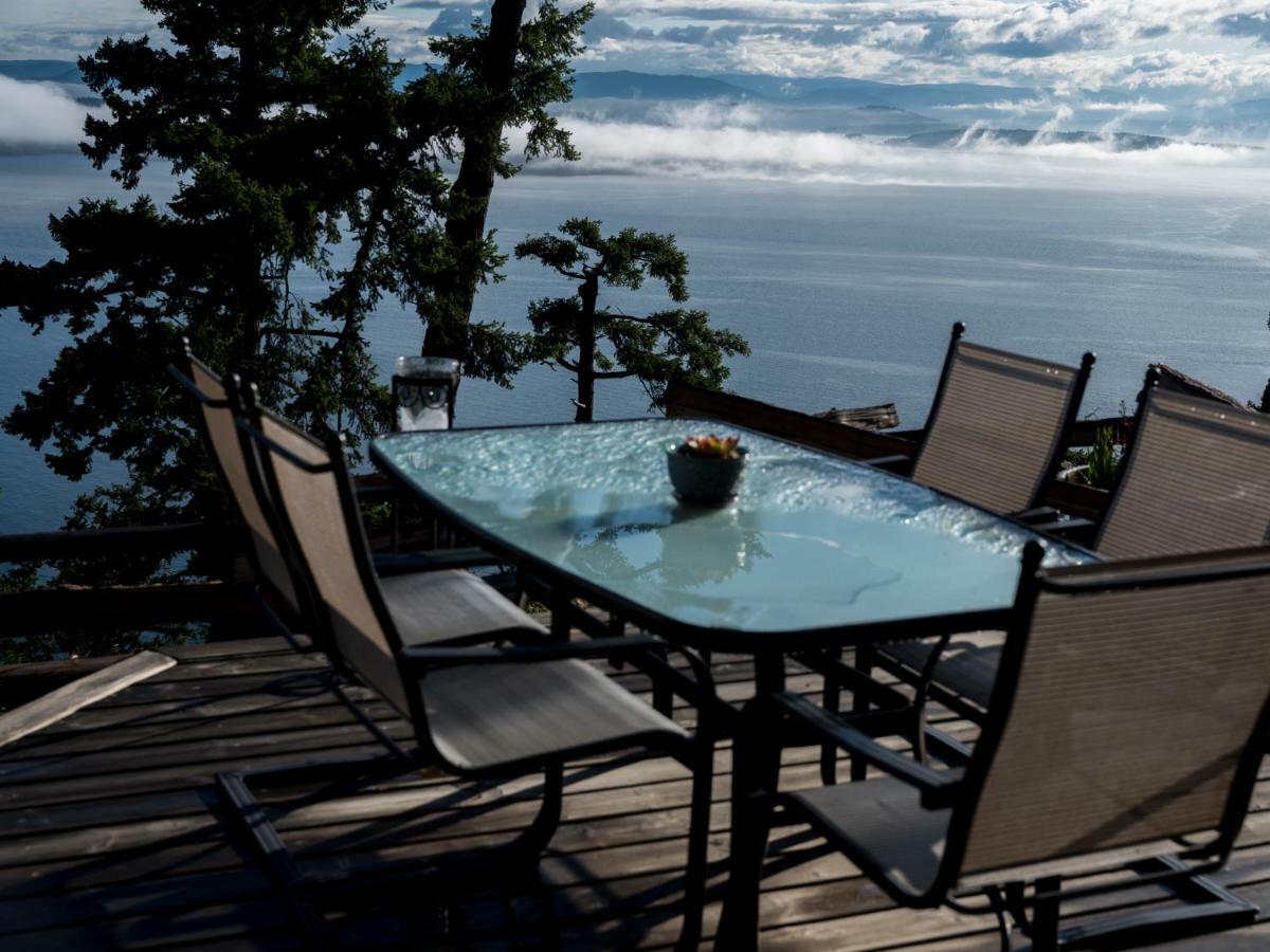 Shangri-La Oceanfront Vacation Home Bedwell Harbour 外观 照片