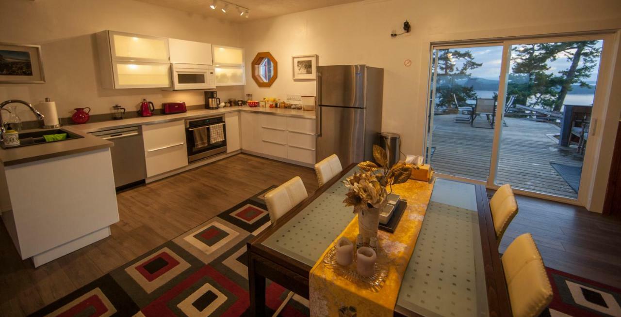 Shangri-La Oceanfront Vacation Home Bedwell Harbour 外观 照片