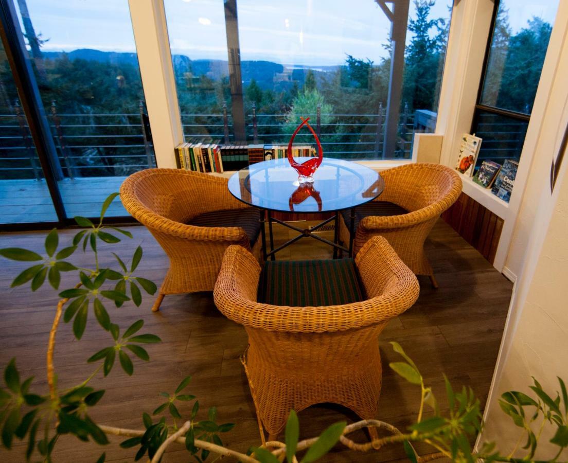 Shangri-La Oceanfront Vacation Home Bedwell Harbour 外观 照片